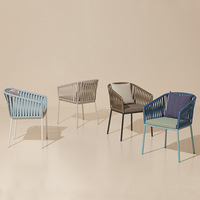 Ensemble de chaises de bar modernes et minimalistes en corde PE pour l'extérieur, avec cadre en aluminium, coussin imperméable, chaise individuelle + 2 chaises + table d'appoint