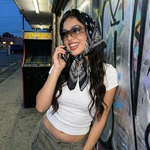 Pañuelo Personalizado con Logotipo Promocional, 55x55cm, Satén de Poliéster, Tamaño Personalizado, Pañuelo Cuadrado de Alta Calidad con Acabado Brillante - Product Image 6