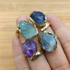Nuovi arrivi anello di Fluorite di ametista di cristallo curativo di pietra grezza naturale anello di barretta regolabile placcato in oro 18 carati per uomo e donna - Product Image 1