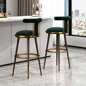 Tabourets <span class=keywords><strong>de</strong></span> <span class=keywords><strong>bar</strong></span> italiens élégants <span class=keywords><strong>de</strong></span> luxe en métal doré et velours <span class=keywords><strong>Chaise</strong></span> italienne élégante <span class=keywords><strong>de</strong></span> luxe en acier pour la maison avec îlot <span class=keywords><strong>de</strong></span> cuisine <span class=keywords><strong>Acheter</strong></span> italien - Product Image 3