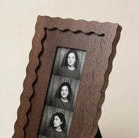 Marco de Madera Sólida Personalizado de Fábrica para Tiras de Fotos, Marco de Madera con Forma de Ola, Marco Decorativo OEM para Tiras de Fotos de 4 Cuadrículas