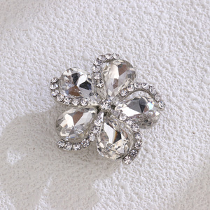 Accessoires vestimentaires en strass, fleur noire et blanche, boucle en alliage de zinc pour vêtement, printemps 2025 - Product Image 2