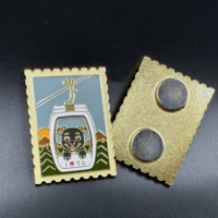 Broches personnalisées en émail souple, magnétiques pour réfrigérateur, en forme de téléphérique, de timbre-poste, de chien et de chat mignons, badges en métal pour revers, vente en gros