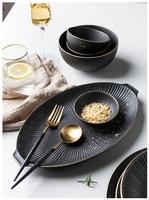 Assiette de table et bol de table noir mat de luxe en céramique avec bord doré design unique pour restaurant moderne maison d'occasion cuisine