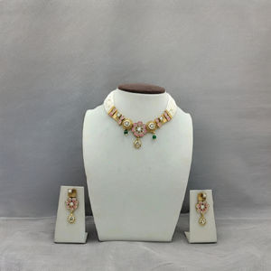 Elegante conjunto de collar choker indio de oro con piedras rosas, perlas y cuentas verdes, joyería nupcial tradicional con aretes. - Product Image 3