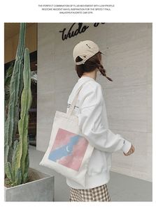 Sac fourre-tout en toile de coton réutilisable, durable et écologique, avec logo imprimé personnalisé, motif lettres, et bandoulière. - Product Image 4