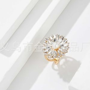 Hebilla floral de aleación chapada en oro con incrustaciones de perlas y cristales para bufanda, verano 2023 - Product Image 3