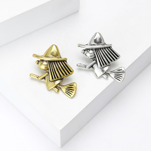 Broche Creativo y Lindo de Metal Chapado <span class=keywords><strong>en</strong></span> Oro con Diseño de <span class=keywords><strong>Bruja</strong></span> Voladora <span class=keywords><strong>en</strong></span> <span class=keywords><strong>Escoba</strong></span> para Accesorios de Joyería de Moda - Product Image 1