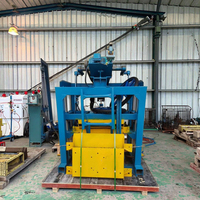 La machine de fabrication de briques semi-automatique 4-40 est utilisée pour la production de divers types de briques.