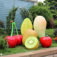Sculpture géante en fibre de verre de fruits et légumes blancs, verts, rouges : orange, pomme, fraise, cerise, sculpture en résine