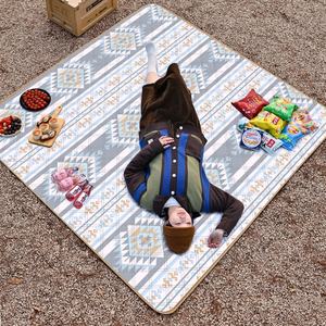 Tapete de Picnic Plegable Impermeable HISPEED, Material XPE, Diseño a Cuadros, Personalizable, 2x2m, Grueso, Antiarena, para Picnic y Barbacoa - Product Image 1