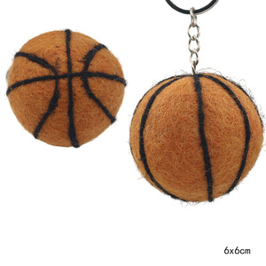 Ciondolo in feltro di lana fatto a mano a tema calcio, basket, tennis, rugby, ping pong, divertente e simpatico, da appendere alla borsa o come portachiavi - Product Image 6