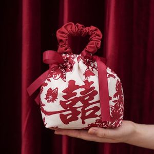 Sac cadeau de mariage en tissu non tissé, petit format, rouge et blanc, double bonheur, pour bonbons de mariage, avec motif Xi Peptide - Product Image 1