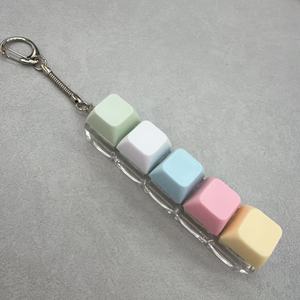 Llavero de teclado mecánico de cinco teclas con eje de plástico, modelo de botón de apriete, diseño arcoíris transfronterizo M Bean - Product Image 2