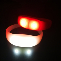 Bracelets en silicone LED lumineux activés par le son avec logo personnalisé pour la fête des enfants