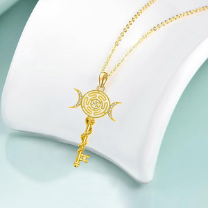 Collar con colgante de llave entrelazada de serpiente de lujo para mujer, collares con colgante de moda con rueda Hecate chapada en oro de 18 quilates de luz avanzada - Product Image 3