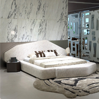 Lit moderne en cuir rembourré avec tête de lit polygonale, lit de chambre king size moderne à plateforme basse pour hôtel et chambre principale