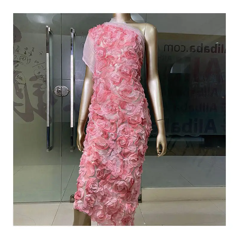 Fabrika kaynağı rahat kırmızı pembe dantel Vintage 3d gül çiçek desen nakış kumaş rozet kumaş için düğün elbisesi