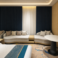Lit de luxe moderne avec tête de lit arrondie crème, base basse en bois, finition foncée, panneau de commande intégré, pour hôtel, taille King