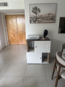 Mueble de Madera de Doble Capa con Poste Rascador para Gatos, Mueble Multifuncional para Sala de Estar Interior - Product Image 1