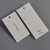 Étiquettes suspendues et étiquettes de marque personnalisées à faible MOQ avec logo imprimé, code-barres et finition gaufrée pour vêtements et chaussures en papier écologique