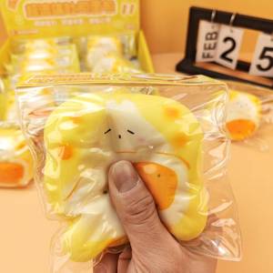 Juguetes populares de moda: Juguetes blandos y apretujables de hot dog, lindos juguetes antiestrés con forma de pastel de huevo, juguetes para aliviar la ansiedad. - Product Image 5