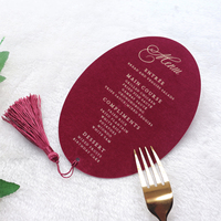 Tarjeta de Menú Ovalada Roja para Boda con Impresión en Dorado, Borla Dorada Colgante, Menú de Mesa Personalizado para Banquete de Boda