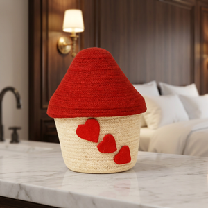 Boîte de rangement décorative en jute écologique artisanale en forme de maison champignon avec couvercle rouge et applique en forme de cœur - Product Image 5