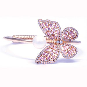 Bracciale Aperto con Gioiello a Farfalla in Oro Rosa e Zirconi, Bracciale in Rame Traforato con Perle, Braccialetti e Bangle Femminili - Product Image 2