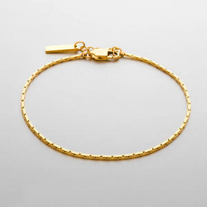 Bracciale a catena semplice per uso quotidiano con logo personalizzato, delicato, placcato oro 18 carati, catena a maglia quadrata regolabile da uomo - Product Image 1