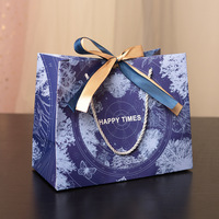 Sac cadeau en papier de luxe recyclable avec impression UV bleu foncé sur mesure, avec poignée en ruban, emballage de shopping de haute qualité