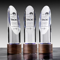 Vente en gros de cadeaux souvenirs d'usine Trophée rond en bois de verre cristal Plaques trophée en bois de sublimation personnalisée