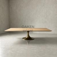 Table à manger rectangulaire en bois de chêne OAKEN avec plateau en bois de chêne et piétement en laiton en forme de tulipe, mobilier de salle à manger moderne et luxueux, mobilier de villa