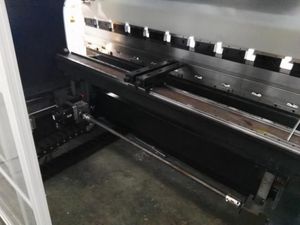 เครื่องพับแผ่นโลหะไฮดรอลิก CNC ความแม่นยำสูง พร้อมระบบปรับระดับอัตโนมัติสำหรับการดัดแผ่นโลหะยาว - Product Image 3
