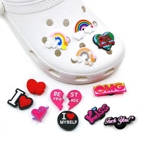 Breloques personnalisées en relief 3D pour enfants, en forme de cœur et de fleur, en caoutchouc PVC, accessoires pour chaussures, chapeaux et sandales