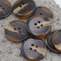 Boutons en résine imitation corne de buffle, couleur café mat, plats, 4 trous, logo laser personnalisable pour costumes, manteaux et pulls