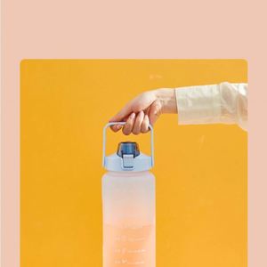 Botella de Agua Deportiva de 64 oz (2 Litros) de Tritán, Libre de BPA, con Logotipo Personalizado, para Gimnasio, Fitness, Venta al Por Mayor - Product Image 3