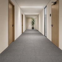 Dalles de moquette modulaires en nylon 25x100cm pour projets de salles d'exposition OEM