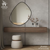 Meuble-lavabo mural de luxe avec tiroir à rainures verticales, miroir semi-circulaire éclairé par LED, tabouret chic en bouclette, décoration de chambre