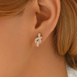 Meilleurs cadeaux d'anniversaire à la mode pour les femmes Boucles d'oreilles luxueuses mignonnes en cuivre avec nœud torsadé Boucles d'oreilles géométriques en zircon Bijoux personnalisés - Product Image 2