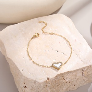 กำไลข้อมือรูปหัวใจประดับเพชรไมโครเซ็ตสไตล์เรโทรสแตนเลสขายดี - เครื่องประดับสำหรับผู้หญิงที่หรูหรา ประณีต และมีระดับ - Product Image 3