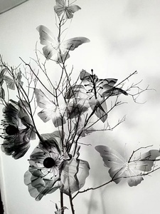 N571 Fleurs de pavot artificielles géantes en organza noir faites à la main pour la décoration de mariage, de fête, de vitrine de centre commercial - Product Image 5