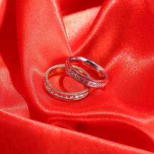 แหวนไทเทเนียมสแตนเลสสตีลสไตล์ฝรั่งเศสหรูหรา ไม่ลอก ไม่ดำ ประดับเพชรเม็ดเดียว สำหรับผู้ชายและผู้หญิง ขายส่ง - Product Image 3