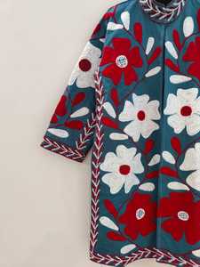 Chaqueta Suzani Bordada a Mano, Abrigo Largo Floral Rojo y Blanco, Estilo Boho Chic, Prenda Artesanal, Chaqueta de Estilo Festivo - Product Image 3