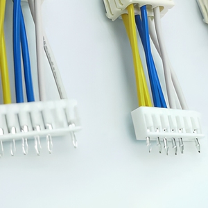 Faisceau de câbles multicolores personnalisé avec connecteur en plastique blanc à verrouillage et bornes à sertir apparentes pour le câblage du module de commande - Product Image 5