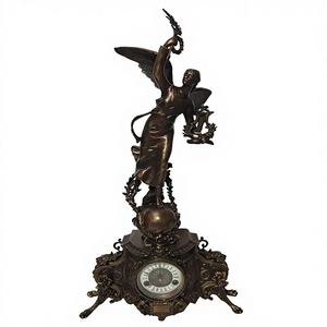 Horloge de cheminée de style antique européen en laiton plaqué or, représentant la déesse de la Victoire - Product Image 1