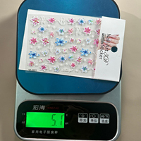 Stiker Seni Kuku Bunga Lily Warna-warni Timbul 5D Stiker Seni Kuku Bunga Pink Biru Dekorasi Kuku Perekat Diri Senyum Cinta