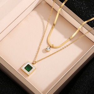 Collar Clásico con Colgante de Cristal Verde Esmeralda Cuadrado y Cadena Cubana Chapada en Oro de 18K para Mujer |   Resistente al agua y sin decoloración - Product Image 4