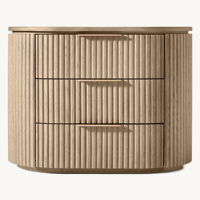 Table de chevet moderne Japandi en chêne séché au four, avec façade cannelée et bord incurvé, pour chambre principale et villa