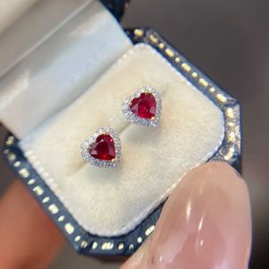 Pendientes de Oro Real de 18k Xinfly Romantic Jewelry con Rubí Natural de 0.60ct y Diamante de 0.15ct en Forma de Corazón, Gema Roja - Product Image 4